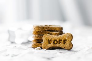 Enkelt hundgodis med morotspuré och fiskolja